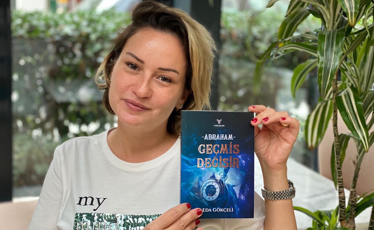 The novel ” Abraham Geçmiş Değişir " by Eda Gökçeli, was selected as the ”Author of the Year" at the Golden Palm Awards 