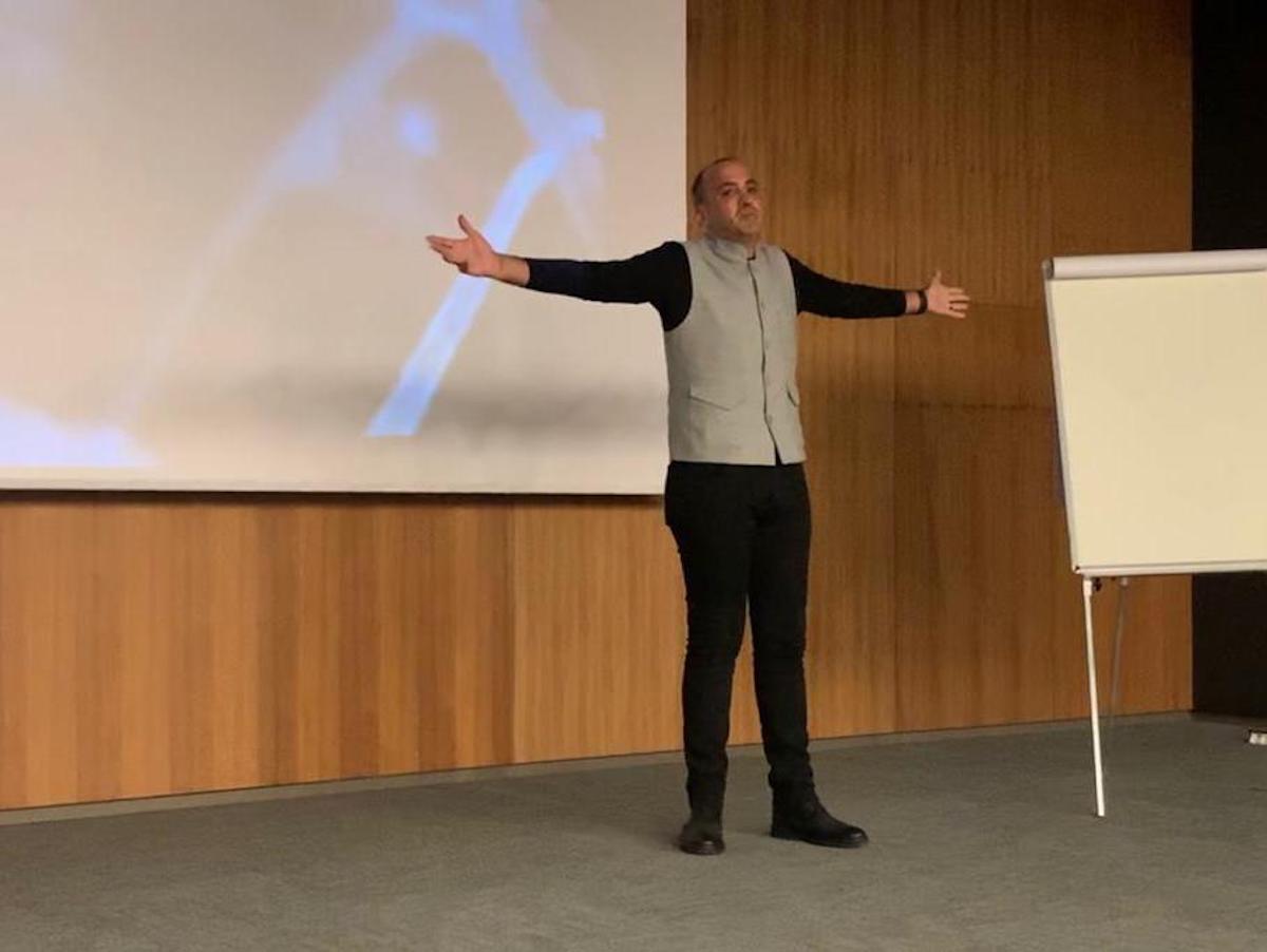 Hypnosis is the key in sales-oriented leadership