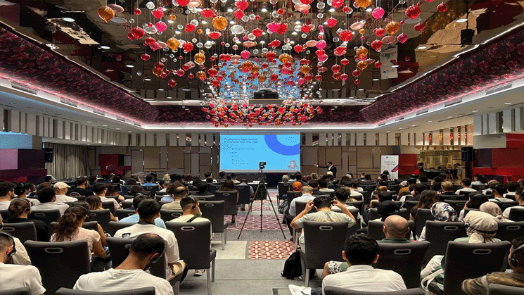 A student was awarded an I-20 certificate in the draw at the visa seminar