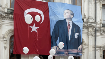 100 thousand kindergarten students fly white balloons on the 100th anniversary of the Republic
