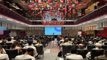 A student was awarded an I-20 certificate in the draw at the visa seminar